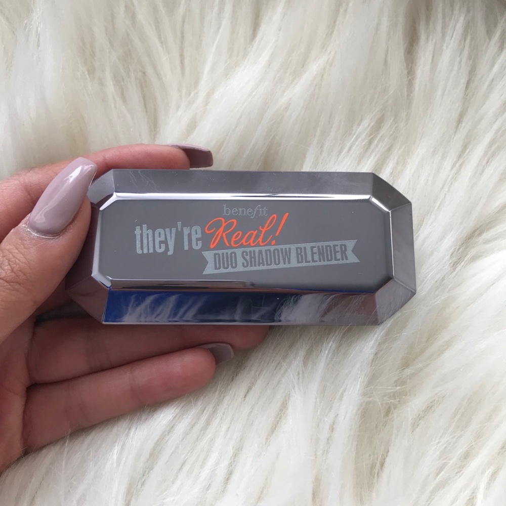 They’re real duo eyeshadow blender